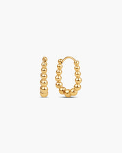 Goldfarbene Creolen aus Edelstahl mit 18K Gold-Plattierung in Perlenoptik.