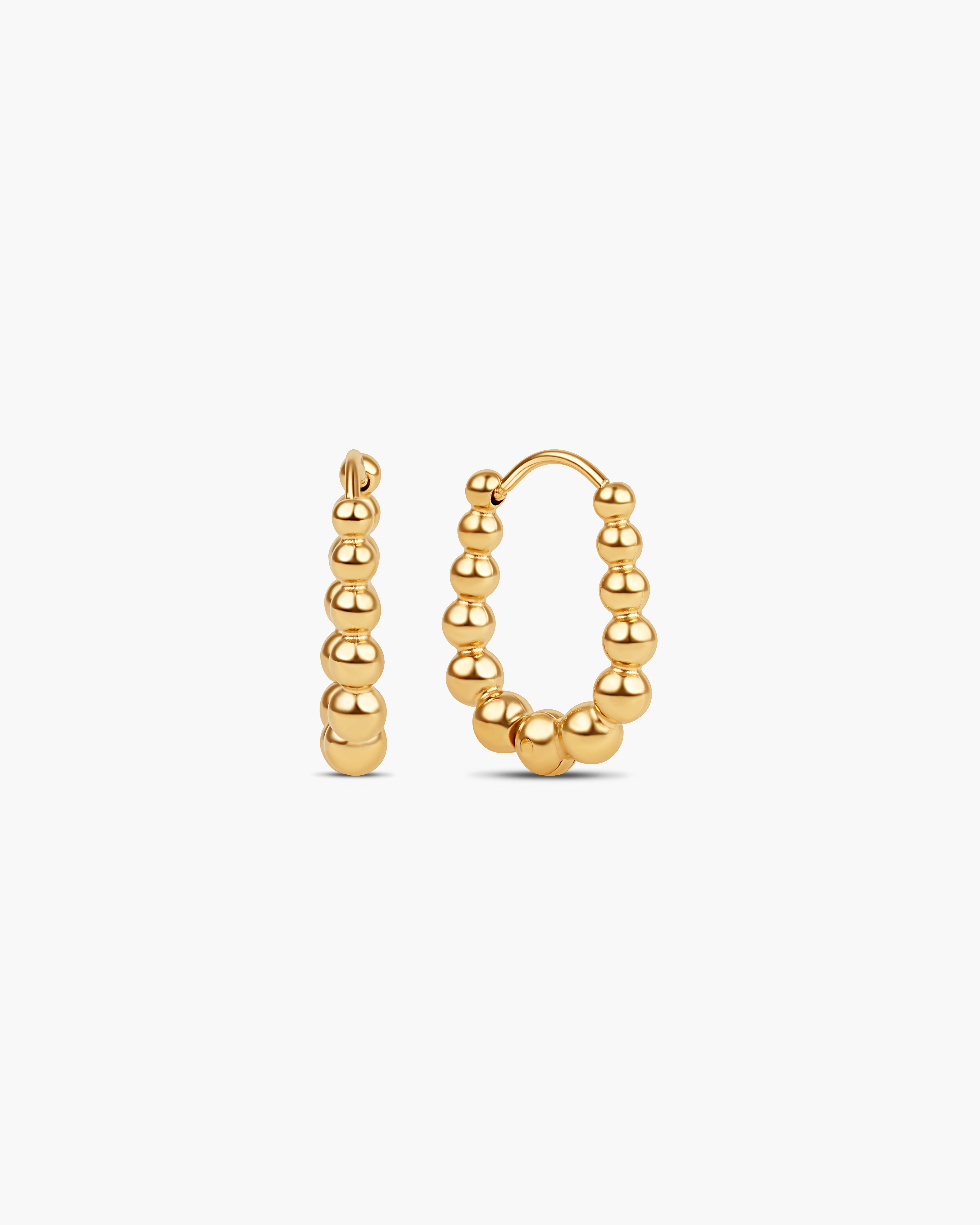 Goldfarbene Creolen aus Edelstahl mit 18K Gold-Plattierung in Perlenoptik.