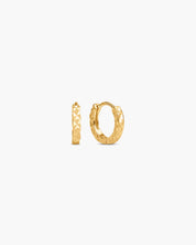 Goldfarbene Creolen aus Edelstahl mit 18K Gold-Plattierung in strukturierter Facetten-Optik.