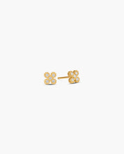 Goldfarbene Ohrstecker aus Edelstahl in Blumenform mit 18K Gold-Plattierung.