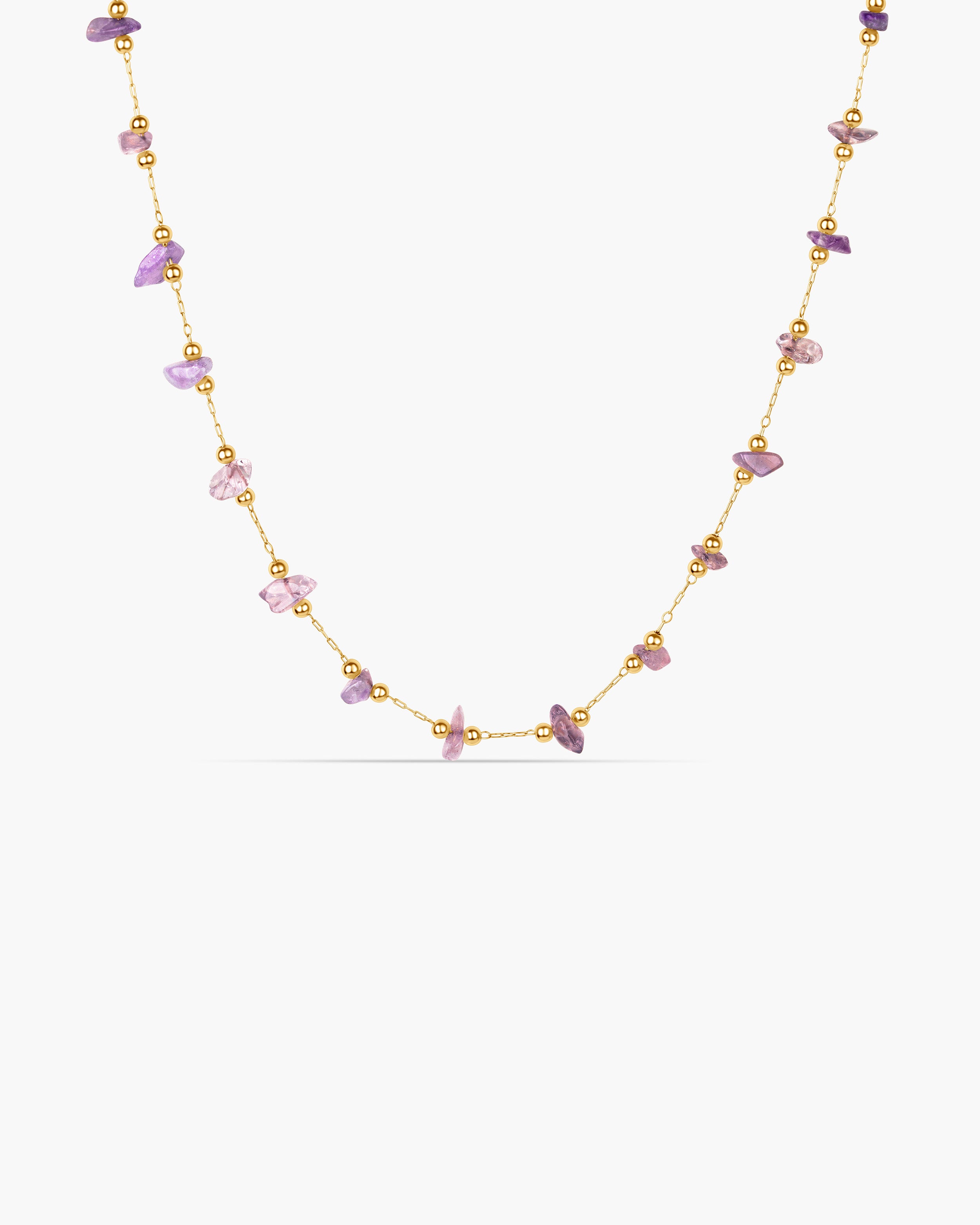 Kette aus Edelstahl mit lila Edelsteinen, goldfarben mit 18K Gold-Plattierung.