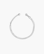 Silberfarbenes Armband aus Edelstahl in einer feinen Gliederkette.